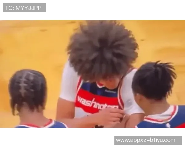 杰伦布朗意外撞击K乔治白T恤沾满发际线粉成新焦点