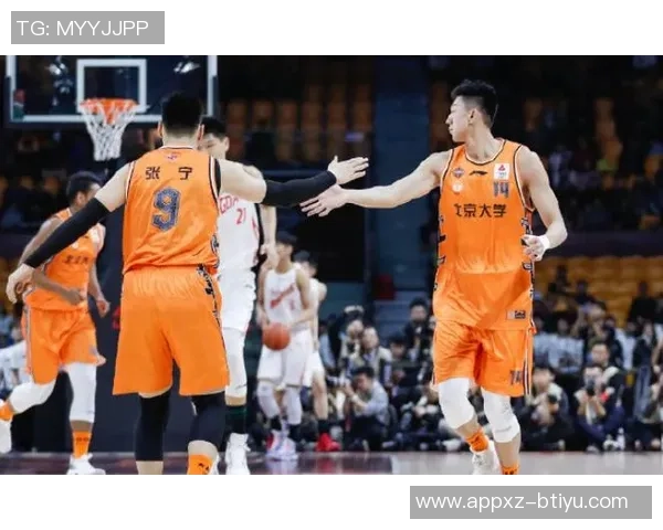 吾米提江感动小球迷泪水流下表达榜样力量与快乐心情